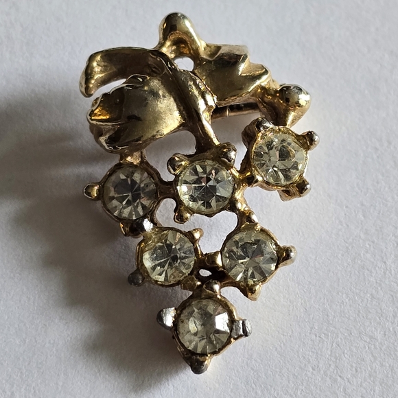 Vintage grapes brooch clear rhinestones Gold tone pin fruit - Picture 2 of 7